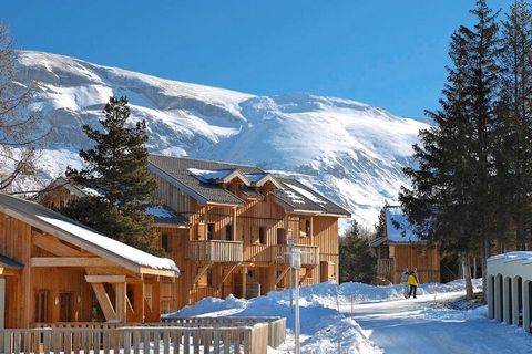 Résidence L’Orée des Pistes consists of a number of larger and smaller connected chalets with apartments in different sizes. Together, it's a small neighbourhood with almost one hundred apartments. They're furnished in a nice and efficient way and al...