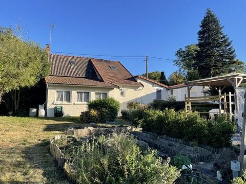 Living area: 107 m2 Bedrooms: 3 Land: 1400 m2 Beautiful location for this house in the Creuse, on the outskirts of a hamlet, in a peaceful setting. Possibility of living on one level. The structure is in good condition. Double-glazed windows. Oil-fir...