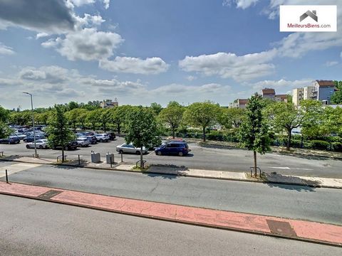 MEILLEURSBIENS.COM - Dominique CALARCO, offers you in MONTCEAU LES MINES, in the city center, with large parking nearby, this investment building composed on the ground floor of a commercial premises rented for many years, with COMMERCIAL LEASE recen...