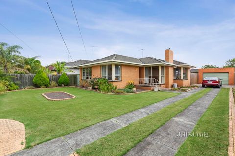 Beautiful villas have the opportunity to be renovated and expanded or refined(subject to approval by the town hall). It covers an area of 680 square meters and is within walking distance to Bellarine Village, Newcomb Central, primary and secondary sc...