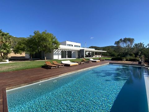 Villa Mussa is a large modern villa for sale, with separate guest house and infinity pool set on a large rustic plot in the Benimussa valley. This bright and lightflooded property offers a total living area of ​​460 m², which is spread over two level...