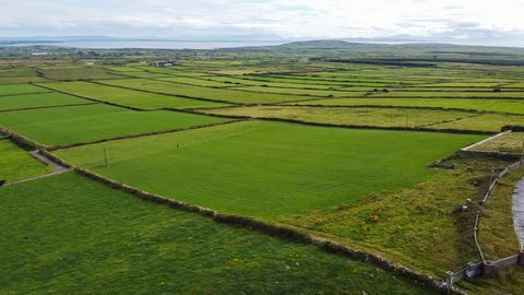 Stunning 5 Acres of Land For Sale in West Clare Ireland Esales Property ID: es5553927 Property Location West Clare County Clare Ireland V15KR92 Property Details Here we Present 5 acres of land with exceptional panoramic views of Loop Head peninsula, ...