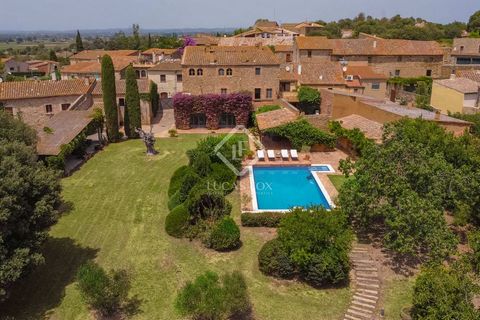 This magnificent 19th century luxury rural house is located in one of the most beautiful and coveted villages in the Baix Empordà, just 32 kilometres from the city of Girona and 15 kilometres from the closest beaches of the Costa Brava. This luxury h...