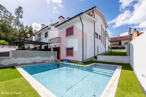 3 bedroom corner house for sale with 360m2 of covered area, inserted in a plot of land with 330m2, parish of Loureira, Vila Verde! It has a furnished kitchen equipped with a hob, oven and extractor fan; Living room; 3 bedrooms (2 suites) with built-i...