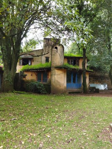 Live in the woods just 8 minutes from Cuernavaca and get rental benefits. -Cool weather. -Supermarkets and other city services nearby. -Very wooded. -Ideal for pets and rentals. -Ideal for subdividing and selling at a profit. Four houses built on 6,7...