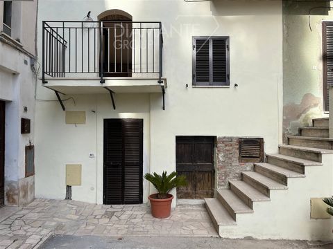 CASTIGLIONE DEL LAGO (PG), Sanfatucchio: Independent entrance apartment on two levels, approximately 90 square meters, consisting of: * Ground floor: double entrance, eat-in kitchen, hallway, bathroom with shower; * First floor: master bedroom with d...