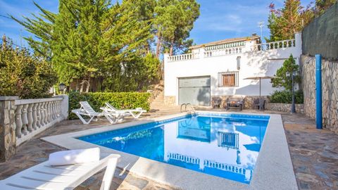 Cozy house (100 m2 + 625 m2 plot) located in Lloret de Mar, 8,5 km from the beach and the center of Lloret, in the quiet neighborhood of Aiguaviva Park. In the northeast of the Iberian Peninsula, a most perfect mix of colors is what you find on the C...