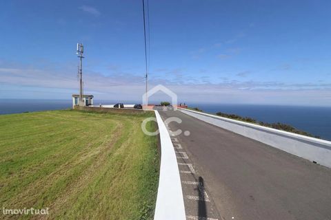 Rustic Land with 86,480.00 m2 2 Fronts Walled Unique view over the sea and mountains Ginetes, located on the west coast of the island of S. Miguel, occupying an area of approximately 1217 hectares, is the largest parish in the municipality of Ponta D...