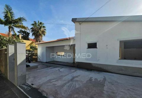 Floor of 3 bedroom single storey house for sale in Funchal, parish of São Roque. The villa is arranged as follows: -3 bedrooms with built-in dressing rooms. One of the bedrooms is en-suite. -Social toilet -Kitchen in open space will be delivered full...
