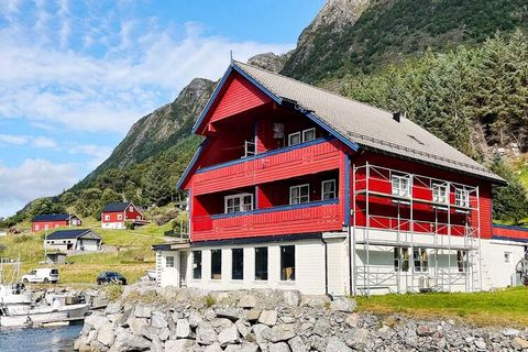 Nice holiday apartment on Rundereim in a fisherman’s cabin with several holiday apartments. Located is right by the shore with a jetty and a view of Sildagapet. Perfect for fishing enthusiasts. A short way to the open sea with great fishing spots. A ...