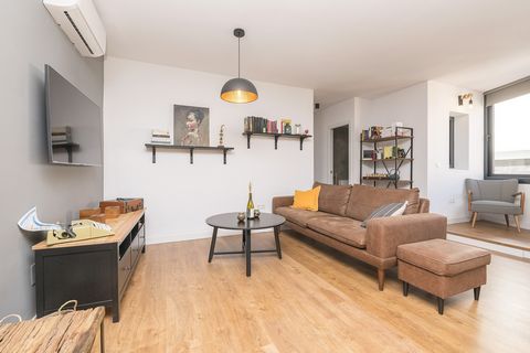 Get to know the region of La Janda in Cádiz, from the hand of this modern apartment where you can stay up to 2+1 guests. The apartment has been decorated greatly that radiates brightness and serenity. The large main space houses the living room, the ...