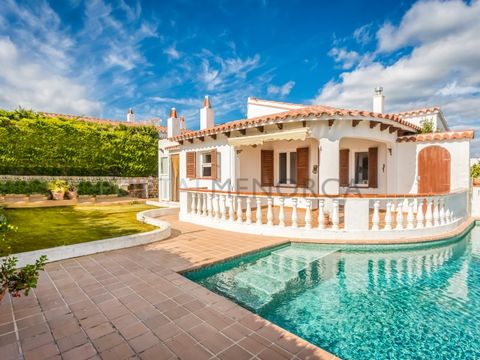Are you looking for a low maintenance home with a swimming pool close to one of Menorca prettiest beaches? This single story pretty villa sits on a private plot of more than 400 m2. There are 3 double bedrooms, bright lounge and dining area, kitchen ...