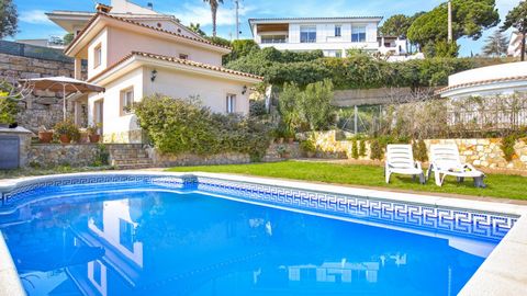 Villa (120 m2 + 550 m2 plot) located 2,5 km from the beach Cala Canyelles and 8 km from the center of Tossa de Mar, in the housing development of Font de Sant Llorenç. The pictures of the beach do not correspond to the view from the house. They are o...