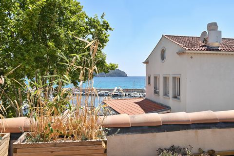This beautifully presented townhouse is in a rare and unique location and offers approximately 108 m2 of living space, the property comes with sea views. Great location in Les Lecques port in Saint Cyr sur Mer, a few steps from the beach, the port an...