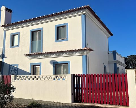 3 bedroom villa in the village of Comporta, within walking distance of the center and 2km from the beach. Consisting of two floors, on the ground floor there is a large living room, kitchen, a bedroom and bathroom. On the first floor there are 2 suit...