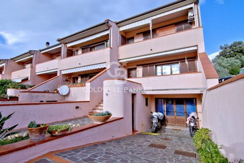 PORTOFERRAIO - Presentamos a la venta una villa libre en tres lados a 500 metros de las playas más bellas y particulares de la isla. La Villa tiene dos niveles y está dividida en dos apartamentos de aproximadamente 65 m2, ambos con entrada independie...
