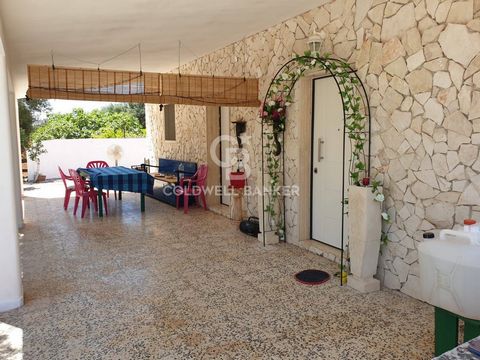 PUGLIA. San Vito dei Normanni VILLA IN THE COUNTRYSIDE Coldwell Banker offers for sale, exclusively, a villa in the countryside of San Vito dei Normanni, a few kilometers from the Torre Guaceto Marine Reserve. The villa, recently renovated, is covere...