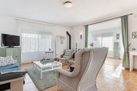 This is a 2-bedroom bungalow in Vinaròs near the small, gravel beach. It has a private terrace with lovely furniture to enjoy relaxing in the Spanish sun. You can stay here with a total of 4 persons, be it a family with a baby or 2 couples or a group...