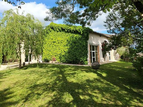 Située à Saint Germain des Prés, dans un environnement exceptionnel, cette magnifique propriété rénovée de 524 m2 offre une splendide vue sur la campagne environnante. Située à 15 min de Castres et à 30 min de Toulouse grâce à la future autoroute A69...