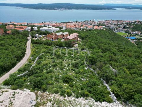 Location: Primorsko-goranska županija, Crikvenica, Crikvenica. For sale is an attractive building plot in an elevated area of Crikvenica, offering a stunning panoramic view of the sea. This plot, with its regular shape and gentle slope, is ideal for ...