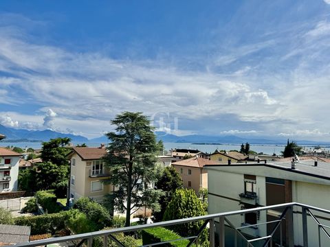 DESENZANO in area convenient to the historical center within walking distance and to the station, sale of NEWLY RESTORED ATTIC APARTMENT in residence with swimming pool and communal garden. The apartment is located on the second floor WITHOUT LIFT wi...