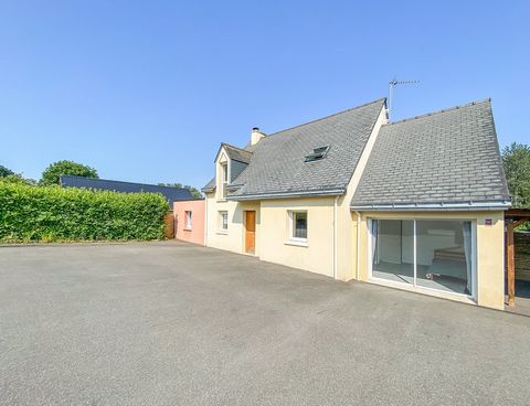 Cette maison récente nichée au sein d'un petit lotissement à proximité du centre d'un beau village proche de Guingamp a de nombreux atouts. Elle est entourée d'un grand jardin entièrement clos et dispose d'un abri pour 2 voitures et d'une cour bitumé...