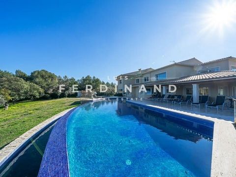 FINCA mit MEERBLICK, eigenem Spa-Bereich und FERIENVERMIETUNGSLIZENZ. Wunderschöne Villa mit 360º Blick auf Strand und Berge in einer der privilegiertesten Gegenden von Alcudia, ideales Investment für die Eigenutzung aber auch für die Ferienvermietun...