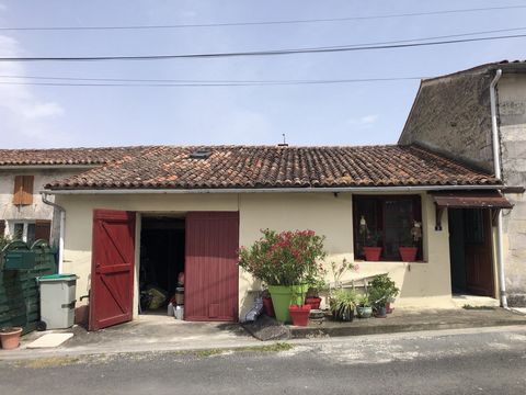 Située au calme à 3kms du centre bourg de Saint Savinien, petite cité de caractère dipsosant de toutes la commodités, je vous propose une maison mitoyenne R+1 composée au rez de chaussée d'un séjour donnant sur un véranda, d'une cuisine aménagée équi...