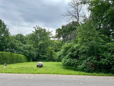 **Prix révisé + 50 000$**Immense terrain résidentiel de +55 000pi2, bordant la rivière des Mille-Îles, dans le secteur prestigieux de l'Ile Morris à Boisbriand. Le vendeur inclut une étude environnementale (sol) phase 1 + 2 plans architecturaux, pour...