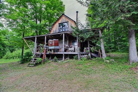 Hebben! MARCHANDEREN! Rustiek chalet gelegen in een zeer besloten omgeving en op een perceel van meer dan 2 hectare. Bedrading op zijn plaats om aan te sluiten op een generator en elektriciteit te hebben. Slaapkamer op de 2e verdieping. Fundering van...