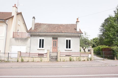 Located in Luzy, a dynamic town with schools and college, all shops, cinema, swimming pool and medical office. This house of 85.60 m2 built on a total cellar is composed on the ground floor of a living room of 30.55 m2 with beautiful oak parquet floo...