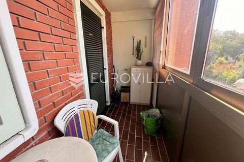 On the sale, an apartment is located in a quality older new building building on the 1st floor, which is located not far from the Pula Arena. The area is 31.12 m2 and consists of an entrance hall, bathroom, living room with kitchen and loggia. Within...