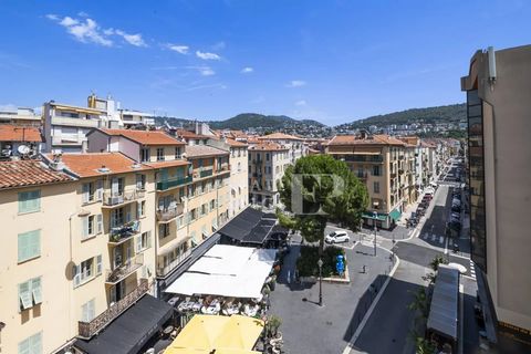 Nous vous proposons un magnifique appartement de 5 pièces, idéalement situé dans le quartier très animé de la Place du Pin à Nice. Luxueusement rénové, il offre une vue dégagée sur les collines niçoises. Cet appartement se compose d'un séjour d'une s...