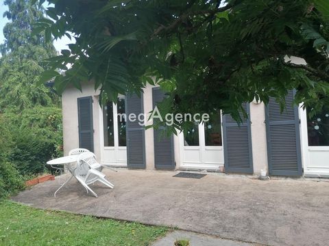 House from the 1970s of 135M² with wooded land of 935M², located 5 minutes from a commercial area and 10 minutes from the city center of Blois and the motorway. Quiet area near the town. A beautiful entrance leads to a fitted kitchen on one side and ...