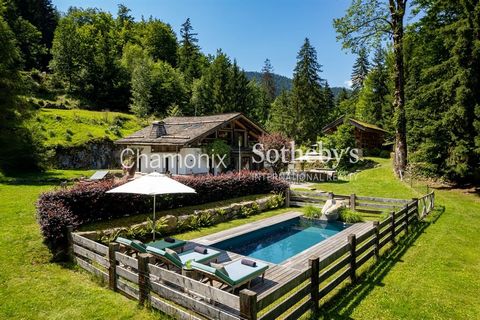 EXCLUSIVITÉ - Chamonix Sotheby’s International Realty vous présente la Ferme Génépi, un véritable havre de paix niché au cœur d'une nature préservée. Cette magnifique ferme, entourée par une forêt paisible et offrant une vue imprenable sur les Alpes,...