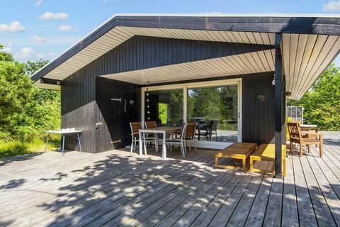 Ferienhaus in der 2. Reihe und nur 200 m von der Ostseeküste bei Fjellerup Strand. Das Ferienhaus hat einen geräumigen Küchen-/Wohnbereich für das Familienleben sowie zwei Schlafzimmer mit zwei bzw. drei Schlafplätzen. Sie wohnen hier am Ende einer r...