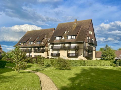 Au calme, Proche du Centre Ville et de la Plage, Au coeur d'un parc Arboré, dans une Résidence Normande de Standing, Normandy Immobilier vous propose cet Appartement 2 Pièces de 41,85m2 bénéficiant d'un grand balcon avec vue sur Parc arboré. Plein de...