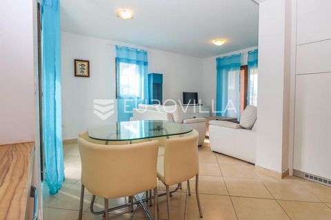 Novigrad, Istria, apartment 65m2, in the city center, second row from the Novigrad Marina and the sea. The apartment consists of a large living room with kitchen and dining room, and exit to a covered terrace that gives a lot of light, 2 bedrooms, ha...