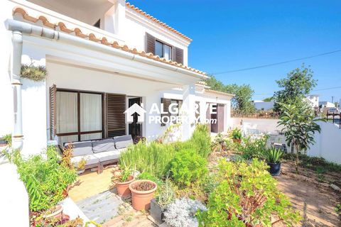 Located in Almancil. Excellent 4-bedroom detached villa located in the center of Almancil, close to all amenities and services. The villa has 207 sq.m. of area on a 340 sq.m. plot, with a patio around the house, entrance to the garage, small garden, ...