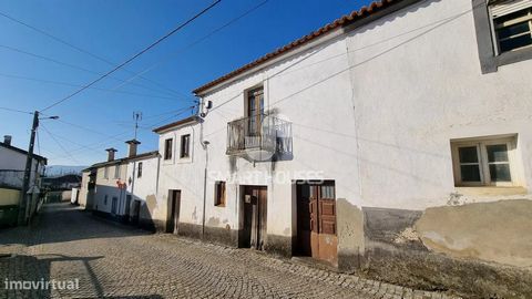 Villa mit 4 Schlafzimmern im Zentrum von S. Martinho da Cortiça. Es verfügt über ein Hinterland mit Olivenbäumen und Obstbäumen. Das Gebäude ist altgebaut und erstreckt sich über 2 Etagen: Die 1. Etage besteht aus einem Wohnzimmer mit Holzofen, Küche...