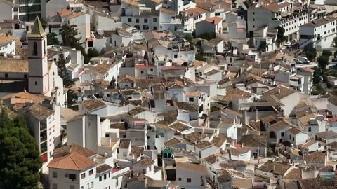 Charming rustic house in Casarabonela, built in 1938 and partially renovated in 1995. The house, of 88 square meters distributed over two floors and a basement, offers a cozy and authentic atmosphere. On the ground floor, we find the living-dining ro...