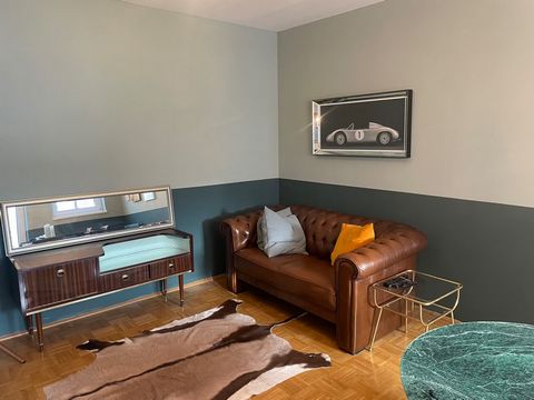 Die 50 qm große Wohnung befindet sich im 5. Stock dieses Gebäudes in der Aegidigasse (Aufzug vorhanden). Die Wohnung ist komplett möbliert ohne zusätzliche Kosten - bequemes Bett, Sofa, Kleiderschrank, Schreibtisch, Regale, Lampen, Waschmaschine, Haa...