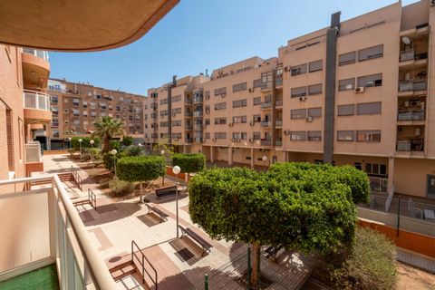 ~Ben je het zat om de auto voor alles te moeten gebruiken? ~~Ben je het zat om elke dag op zoek te gaan naar een parkeerplaats?~~Prachtig appartement te koop in het hart van de Avenida del Mediterráneo in Almeria, op een paar meter van het winkelcent...