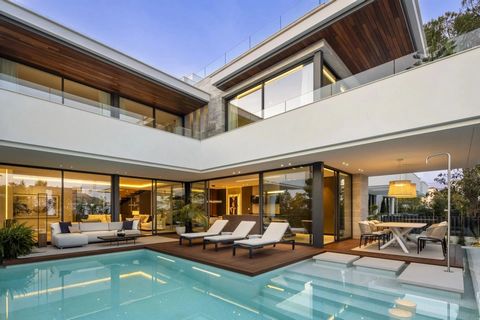 Discover the ultimate in coastal luxury with our sumptuous villa on Calle Los Angeles. This exquisite residence, Los Angeles 184, offers an unrivalled living experience, fusing modern elegance with the surrounding natural beauty. With a generous amou...