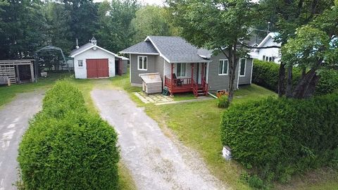 Huis te koop in een rustige hoek met veel mogelijkheden. Met zijn twee slaapkamers ligt deze woning op een groot perceel, ideaal voor een uitbreiding of verbouwing. Sommige afwerkingen moeten nog worden voltooid, wat de mogelijkheid biedt om naar uw ...