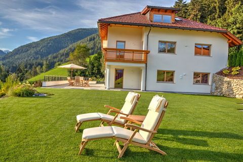 Die neue Ferienwohnung Neunerspitze, eingerichtet mit Holzböden und Massivholzmöbeln vom hofeigenen Wald, befindet sich ebenerdig im Erdgeschoss. Feiner Komfort und lichtdurchflutete Räume, alle mit direktem Zugang zur Südostterrasse, zählen zu den B...