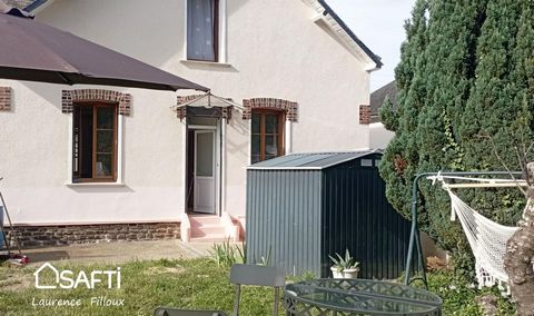 Cette charmante maison individuelle des années 30 rénovée se niche dans un quartier résidentiel calme, offrant la tranquillité de la campagne tout en étant à proximité immédiate des écoles et commerces locaux. Le jardin clos et arboré de 811 m² est a...