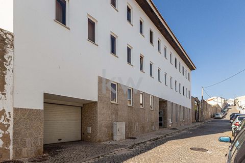 Excellent 3 bedroom apartment in the heart of the city of Silves, on the top floor in a two-story building, characterized by a peaceful environment. It stands out for its location at the base of a typically cobbled street, which provides direct acces...