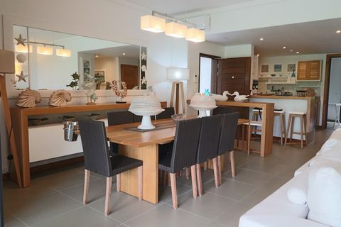 Nestenn biedt u dit moderne appartement met 3 slaapkamers op de begane grond aan in een golf- en strandresidentie. Dit prachtige appartement van 170 m², gemeubileerd en mooi ingericht, komt uit op een grote woonkamer met een volledig uitgeruste keuke...