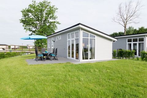 Ce beau chalet indépendant est situé dans le magnifique parc de vacances Park Westerkogge. Entouré de verdure, mais à seulement 8 km. de la sympathique ville portuaire historique de Hoorn. Le chalet moderne et confortablement meublé dispose d'un salo...